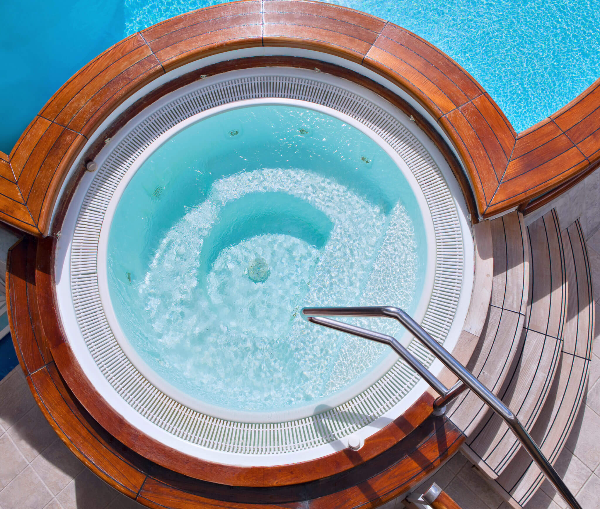 9 Steps to Winterize a Hot Tub (+ mistakes to avoid) properly