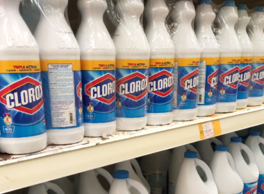 clorox-bleach-in-pool